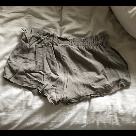 Aritzia (Wilfred) Grey Short - Picture 2 of 4